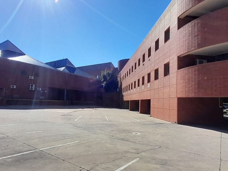 Premium 3,229m2 Corporate Warehouse Headquarters To Let in Waterfall Office Park, Midrand - Photo 2