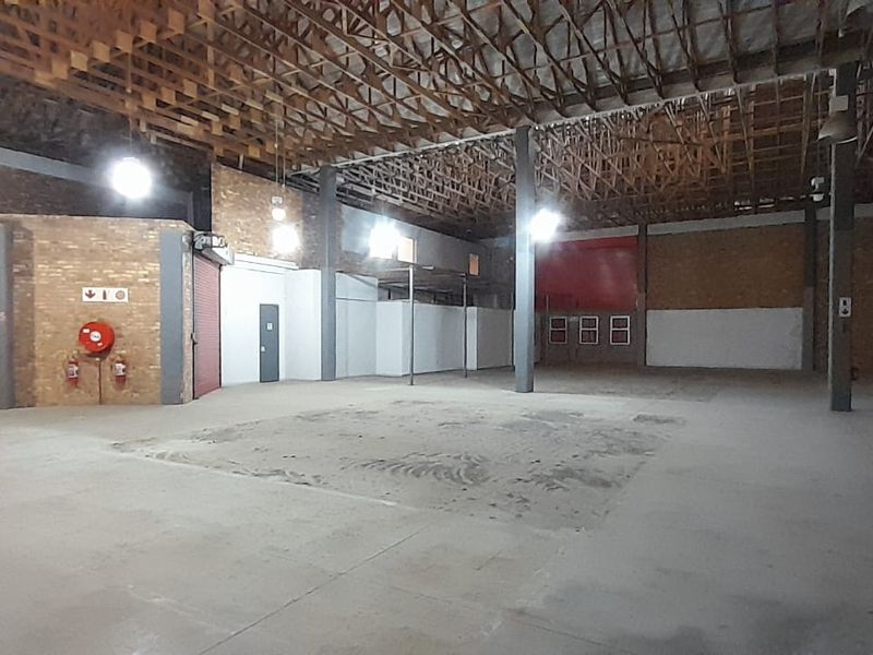 Premium 3,229m2 Corporate Warehouse Headquarters To Let in Waterfall Office Park, Midrand - Photo 8