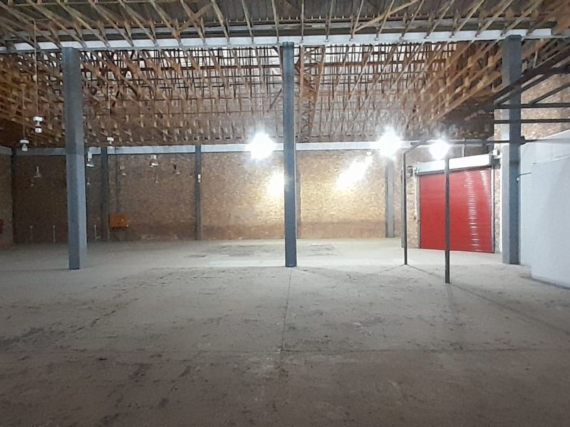 Premium 3,229m2 Corporate Warehouse Headquarters To Let in Waterfall Office Park, Midrand - Photo 3