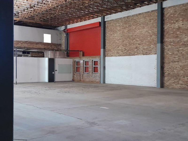 Premium 3,229m2 Corporate Warehouse Headquarters To Let in Waterfall Office Park, Midrand - Photo 4