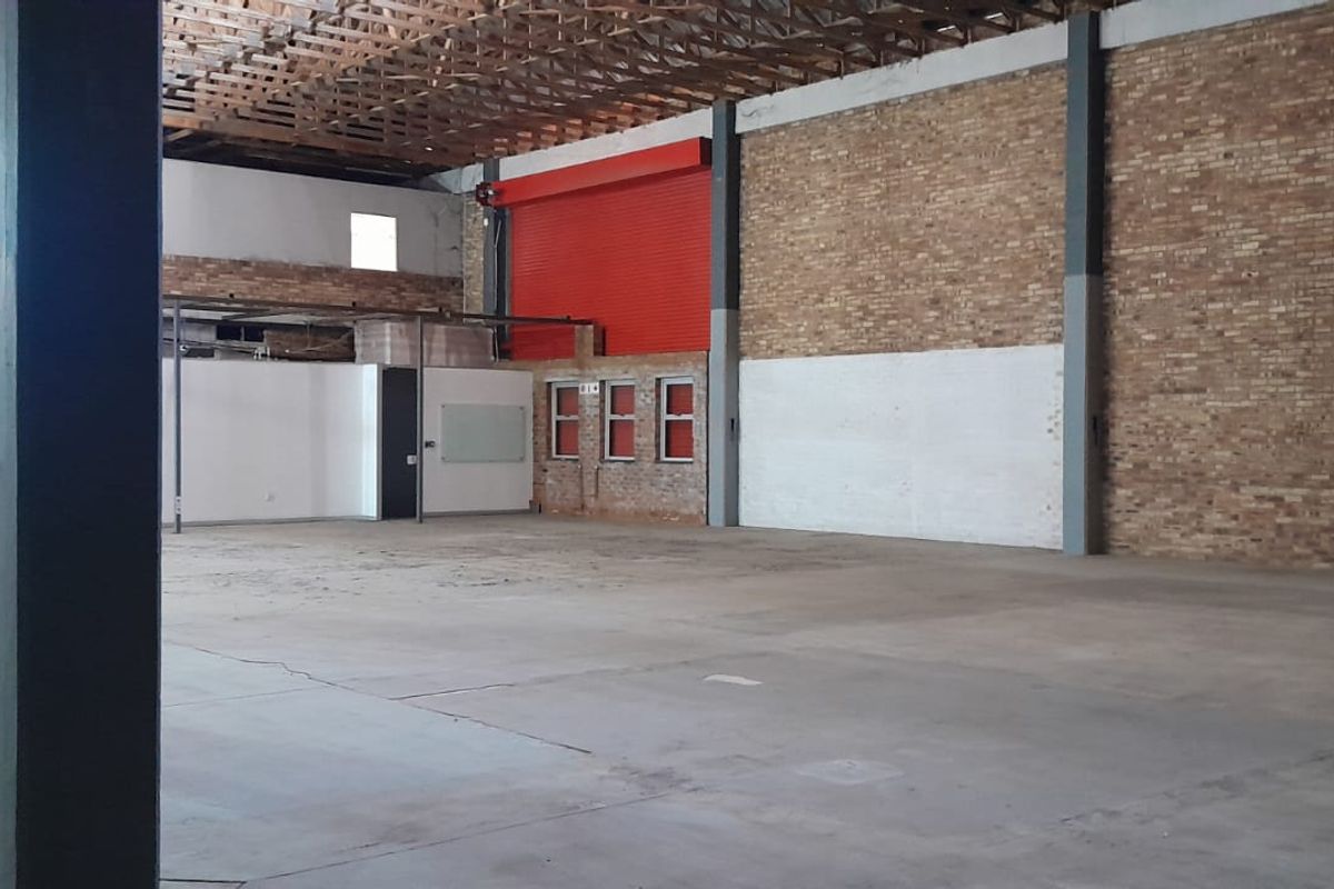 Premium 3,229m2 Corporate Warehouse Headquarters To Let in Waterfall Office Park, Midrand - Photo 4