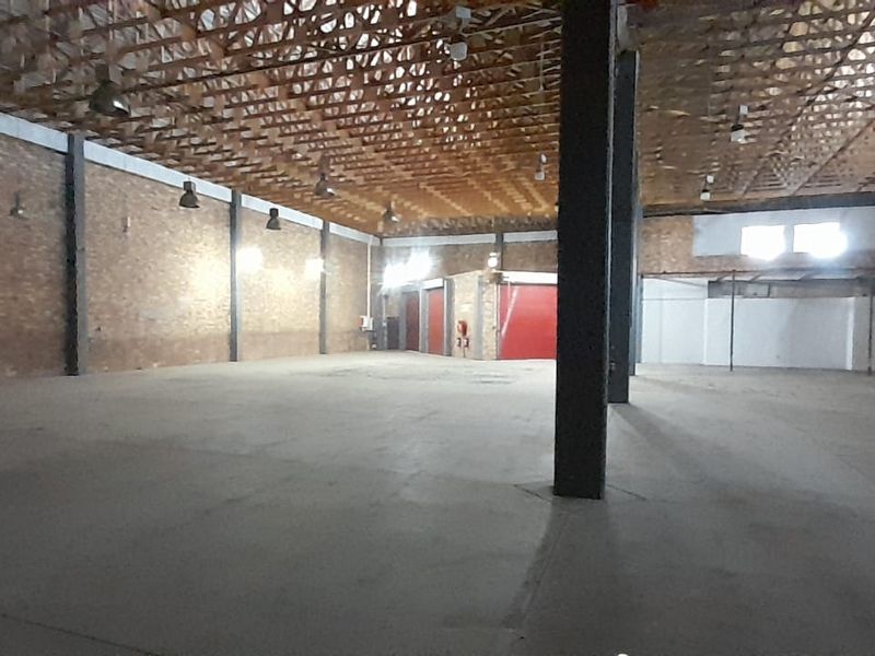 Premium 3,229m2 Corporate Warehouse Headquarters To Let in Waterfall Office Park, Midrand - Photo 5