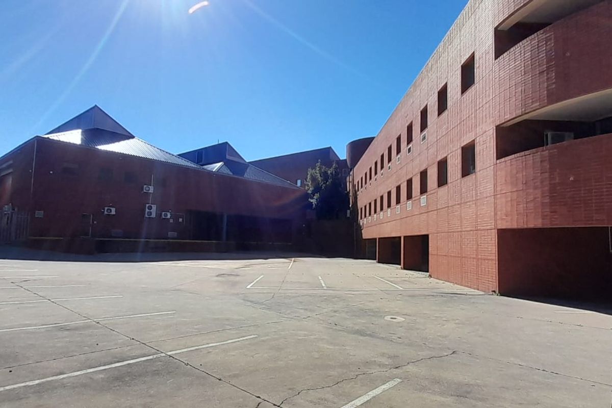 Landmark Corporate Warehouse Headquarters For Sale in Waterfall Office Park, Midrand - Photo 2