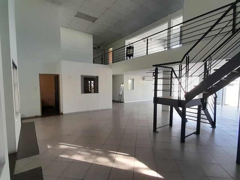 Professional 365m2 Office Space with Kyalami Circuit Views - Photo 3