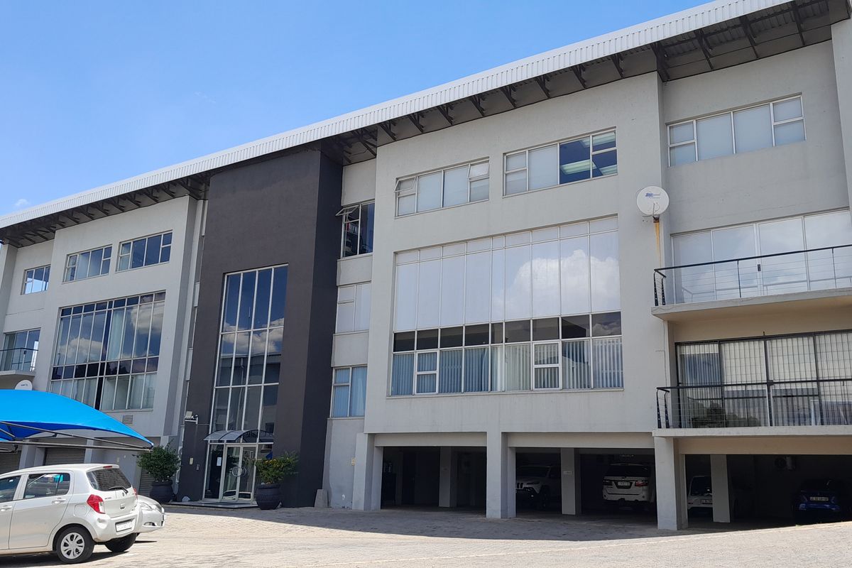 Professional 365m2 Office Space with Kyalami Circuit Views - Photo 2
