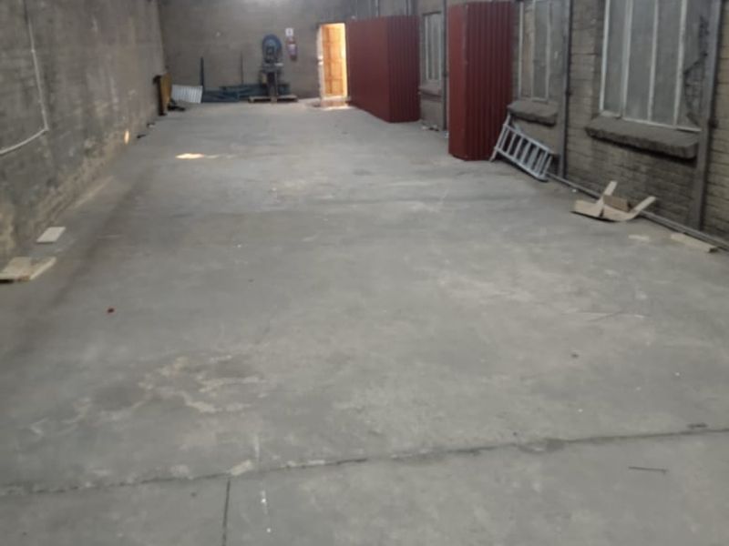 Warehouse to let - Photo 1