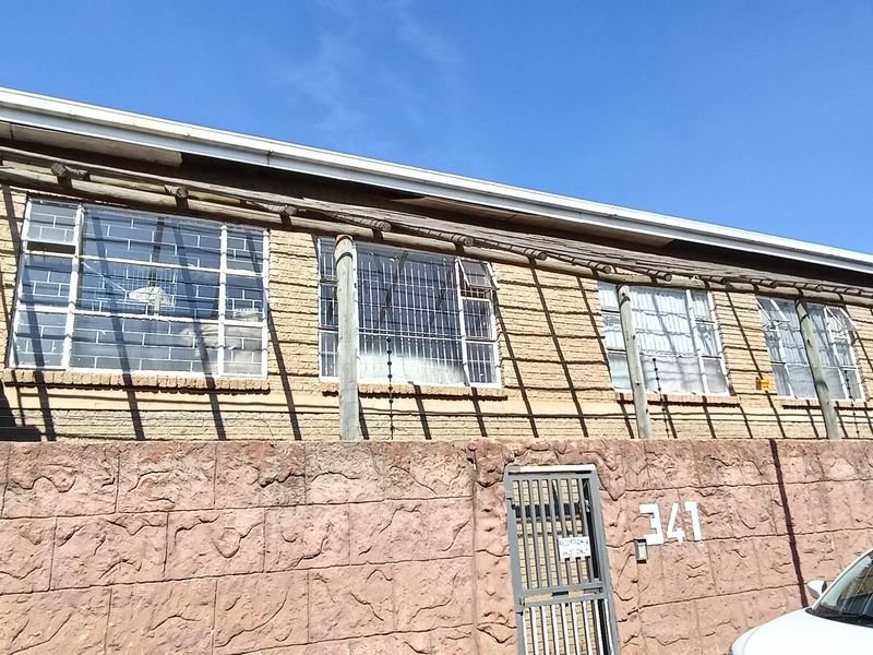 Warehouse to let - Photo 3