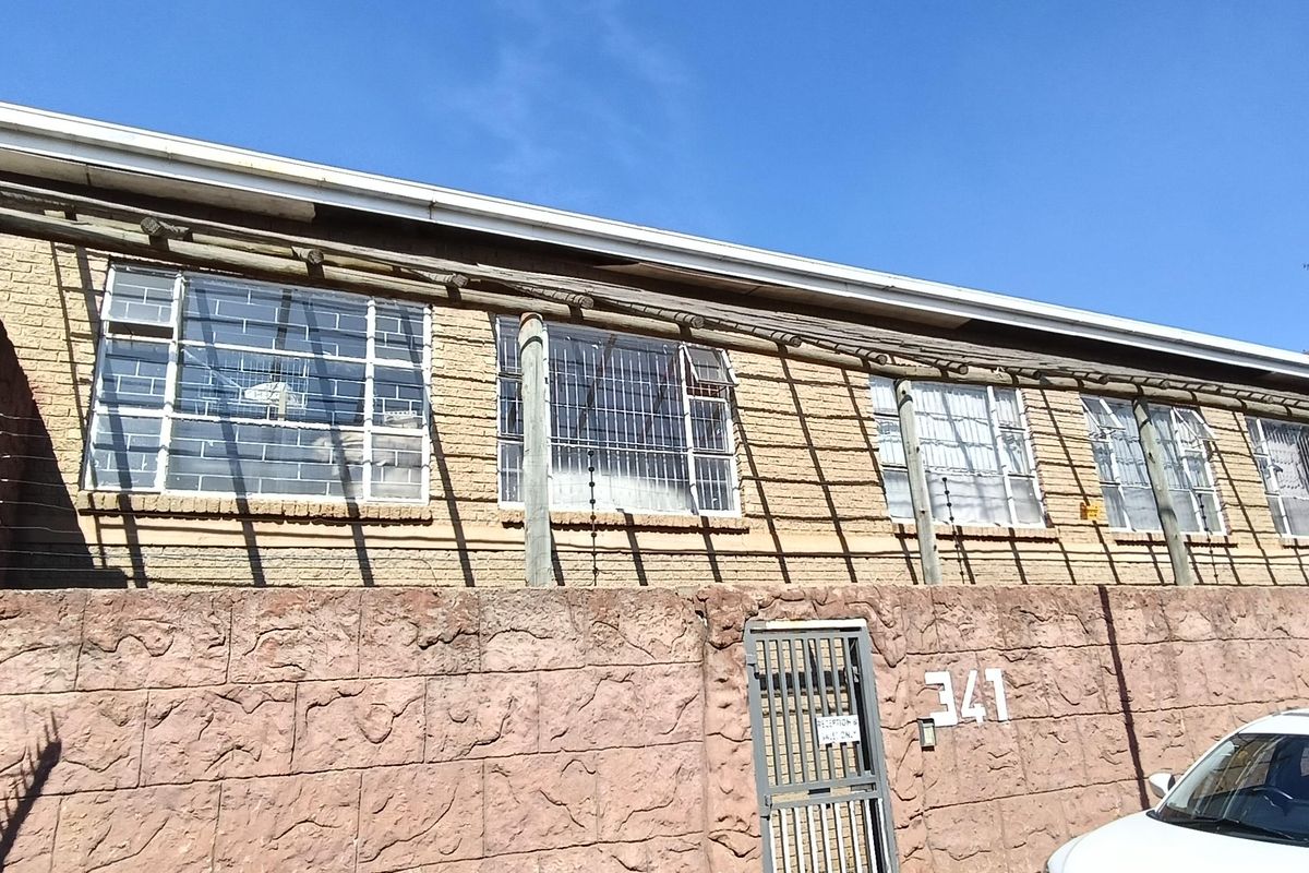 Warehouse to let - Photo 3