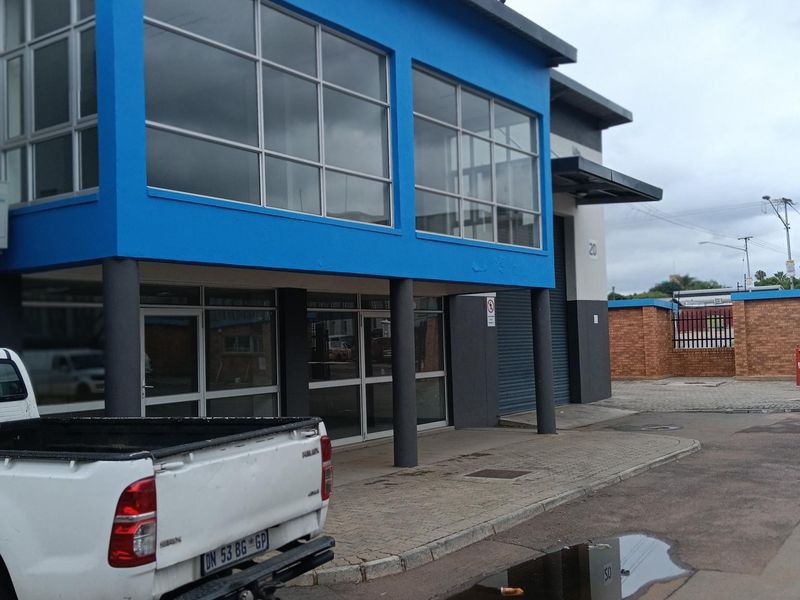 Warehouse to let - Photo 1