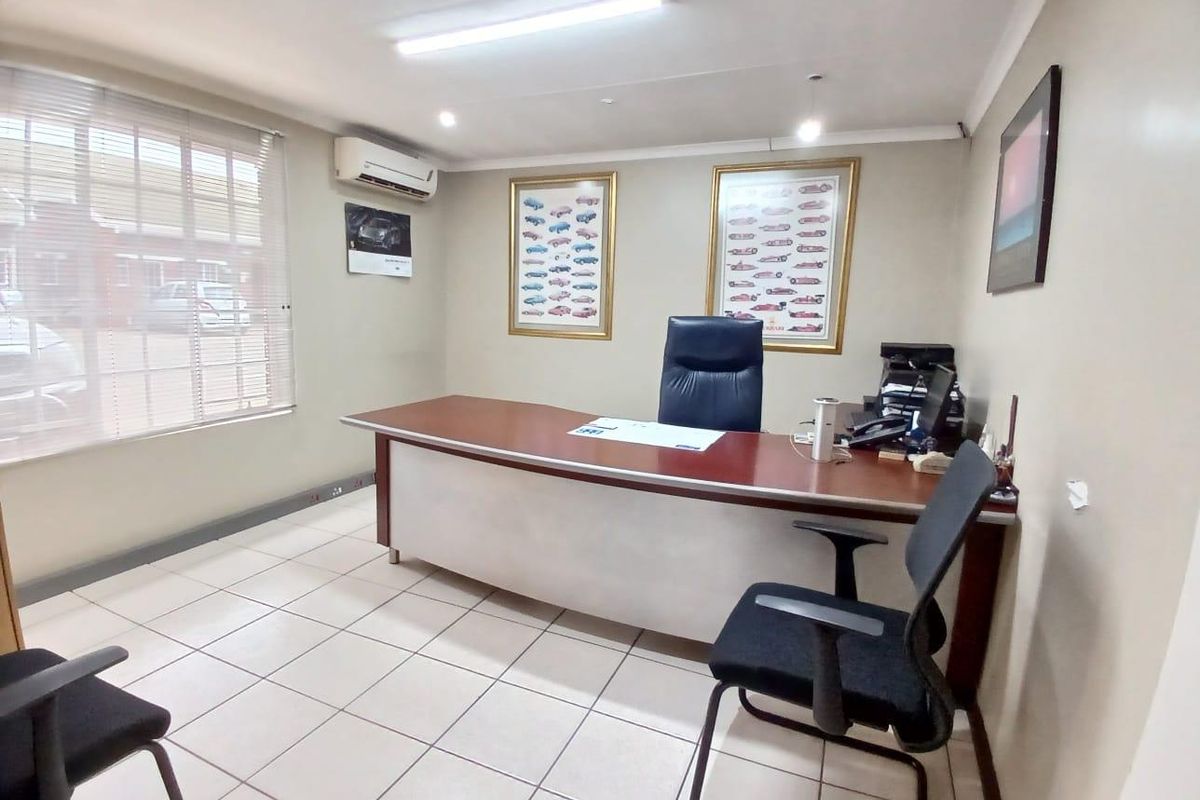 Commercial property for sale in Vanderbijlpark industrial area, with ample office and storage, or wo - Photo 5