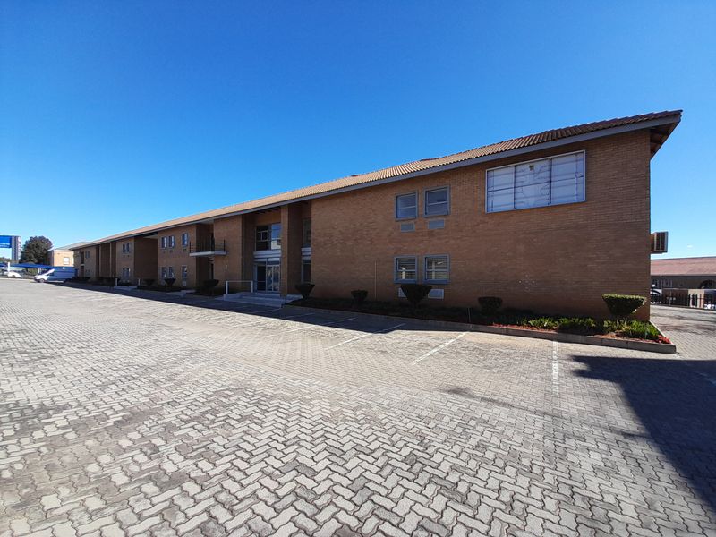 Large Flexible Office Space with N1 Highway Exposure - Photo 2