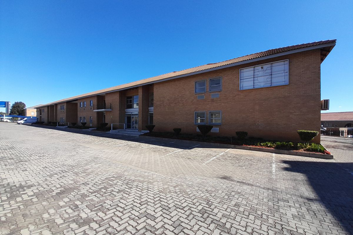 Large Flexible Office Space with N1 Highway Exposure - Photo 2