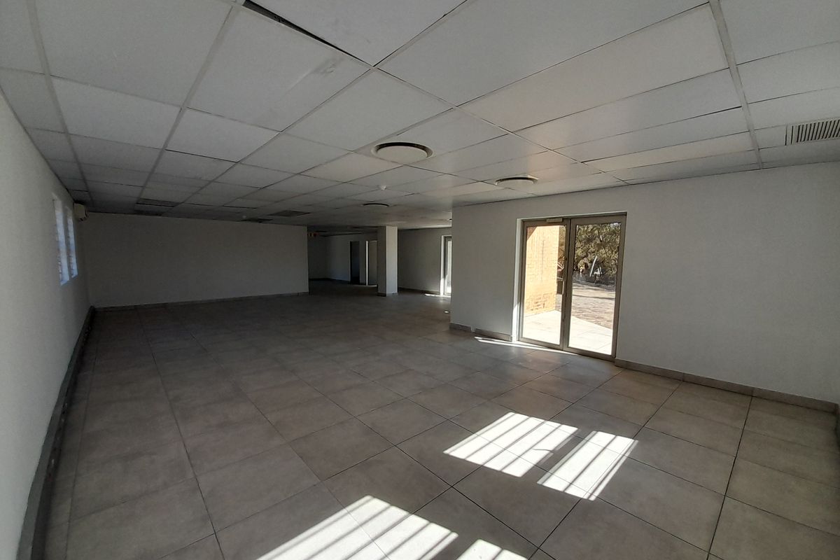 Large Flexible Office Space with N1 Highway Exposure - Photo 5