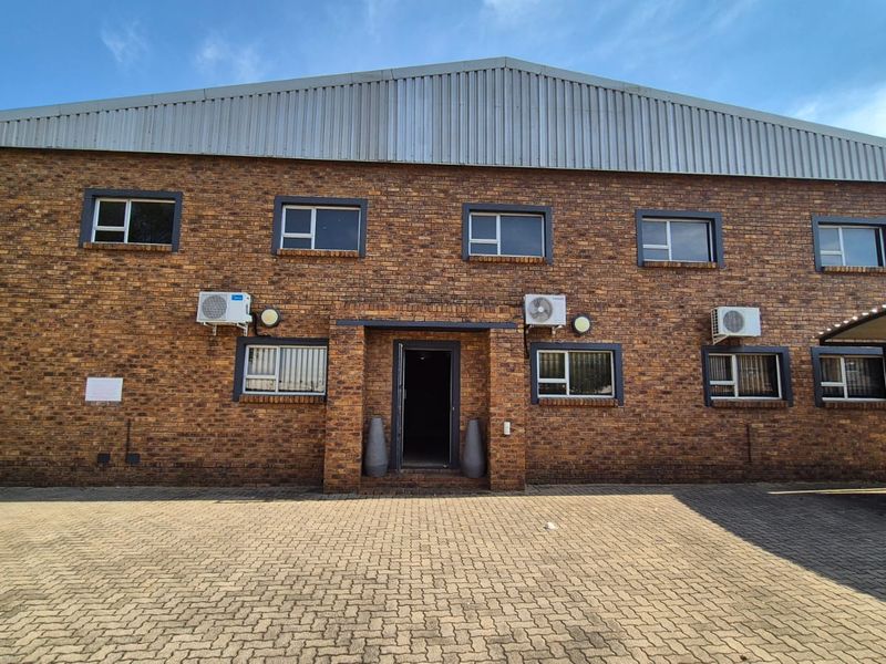Well-Located 1000m2 High-Power Industrial Warehouse To Let in Silverton - Photo 1