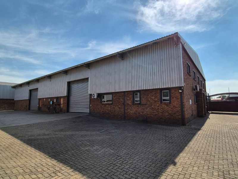 Well-Located 1000m2 High-Power Industrial Warehouse To Let in Silverton - Photo 2
