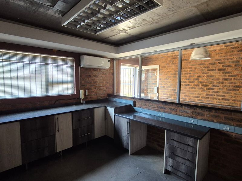 Well-Located 1000m2 High-Power Industrial Warehouse To Let in Silverton - Photo 4