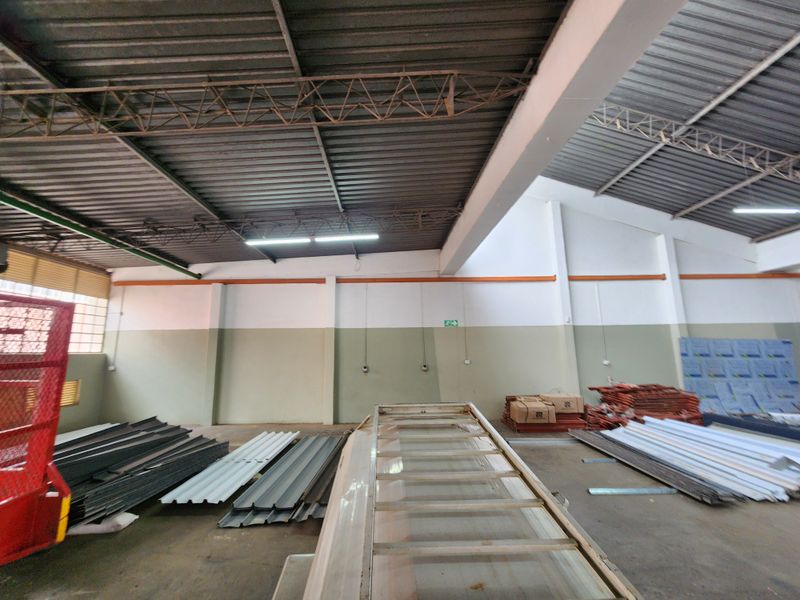 Secure 569m2 Warehouse To Let in Koedoespoort with Excellent Access & Dual Roller Shutter Doors - Photo 4