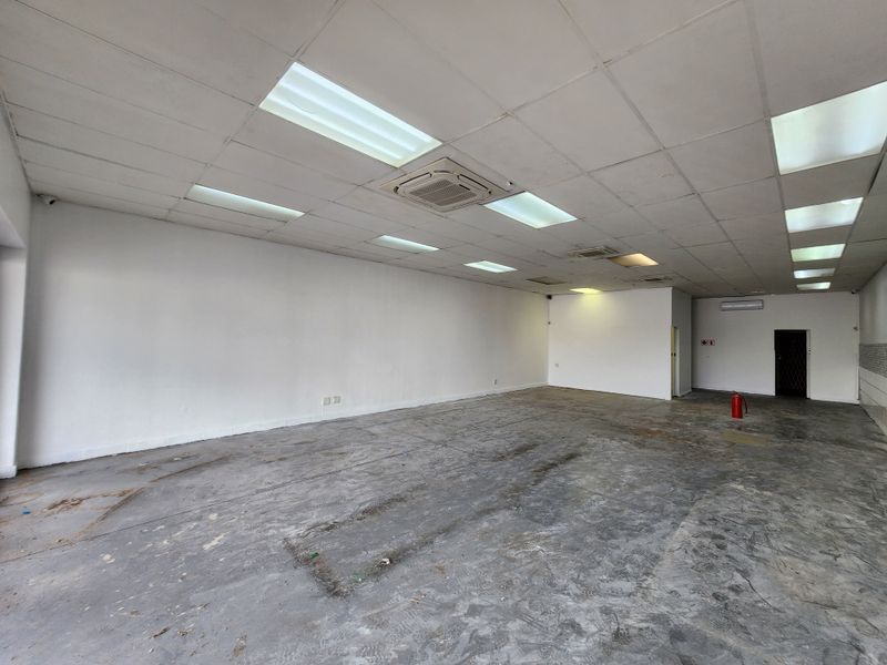 Prime 136m2 Ground Floor High Exposure Retail Space To Let in Montana - Photo 9