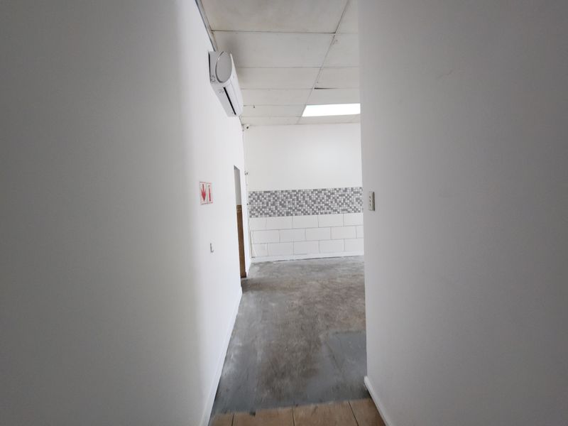 Prime 136m2 Ground Floor High Exposure Retail Space To Let in Montana - Photo 10