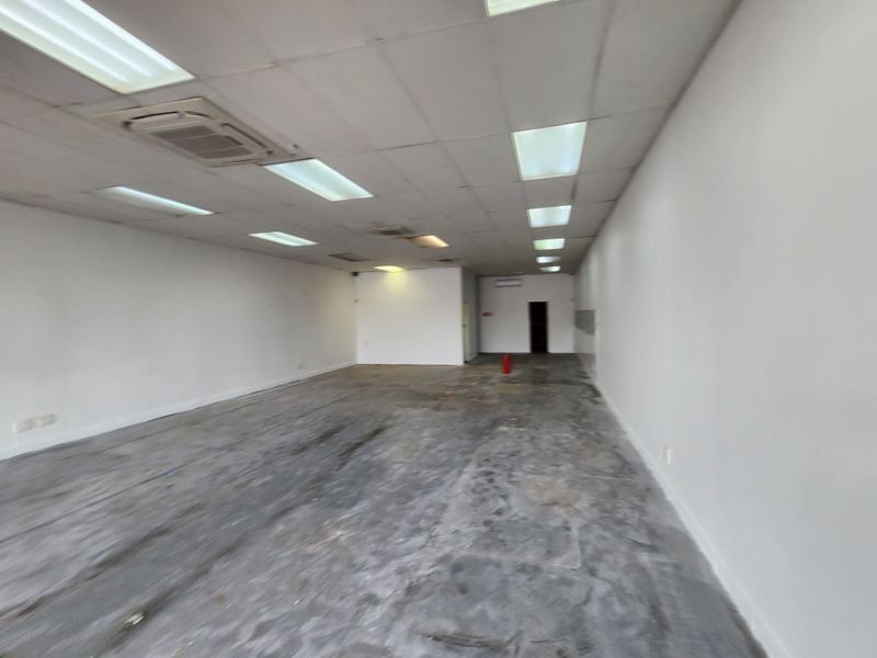 Prime 136m2 Ground Floor High Exposure Retail Space To Let in Montana - Photo 8
