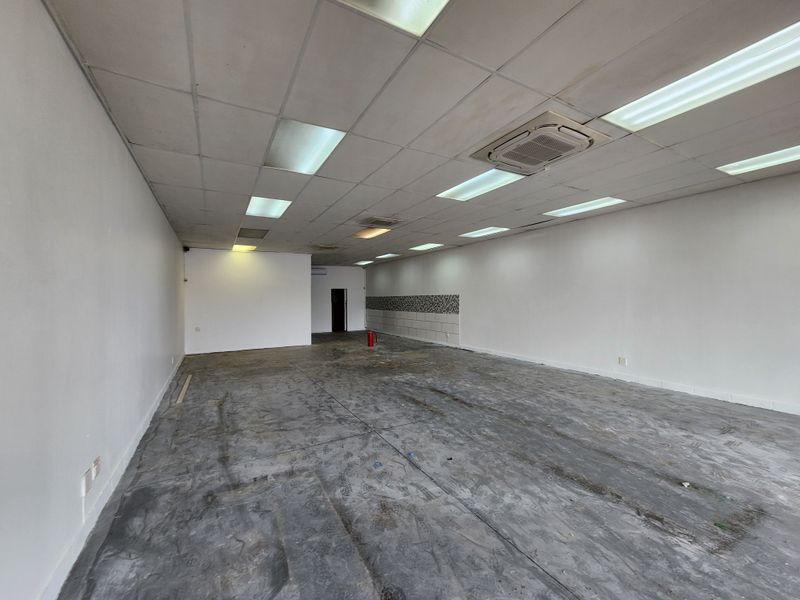 Prime 136m2 Ground Floor High Exposure Retail Space To Let in Montana - Photo 7