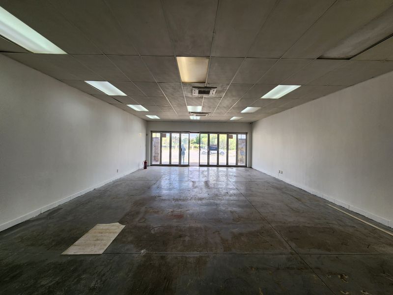 Prime 136m2 Ground Floor High Exposure Retail Space To Let in Montana - Photo 3