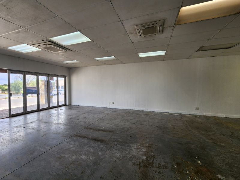 Prime 136m2 Ground Floor High Exposure Retail Space To Let in Montana - Photo 4