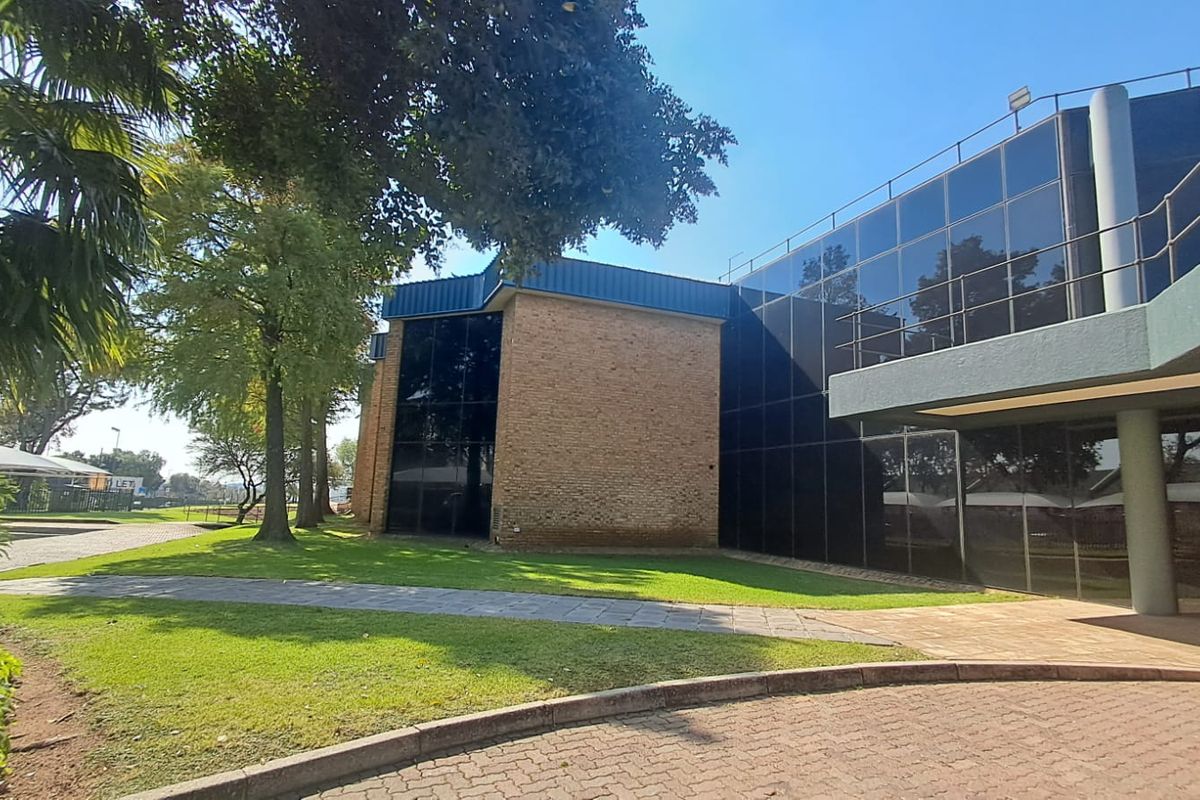 7892m2 Office and Warehouse complex in Midrand - Photo 3