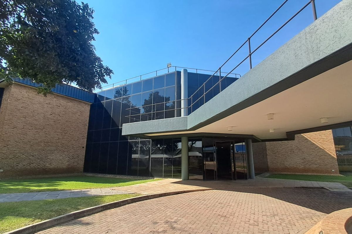 7892m2 Office and Warehouse complex in Midrand - Photo 2