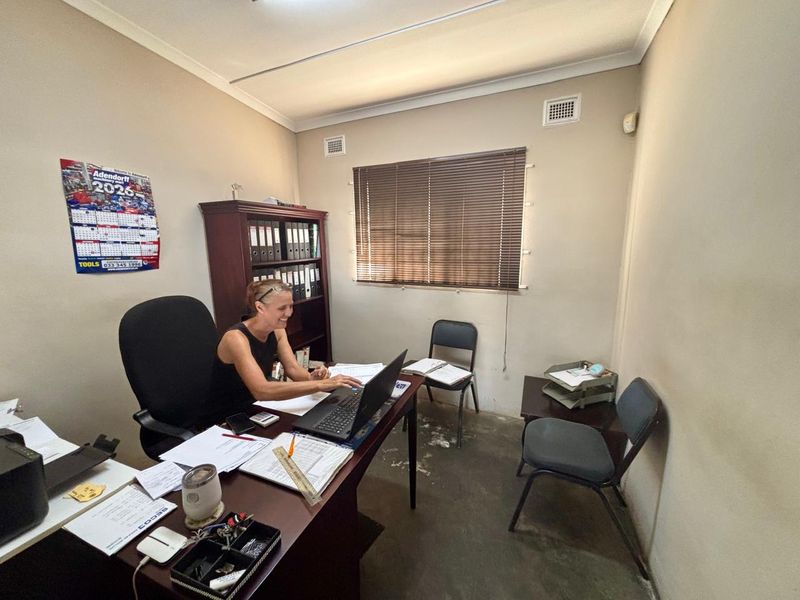 Investment opportunity - 184sqm Mini Factory for sale at R1 million plus Vat. - Photo 4