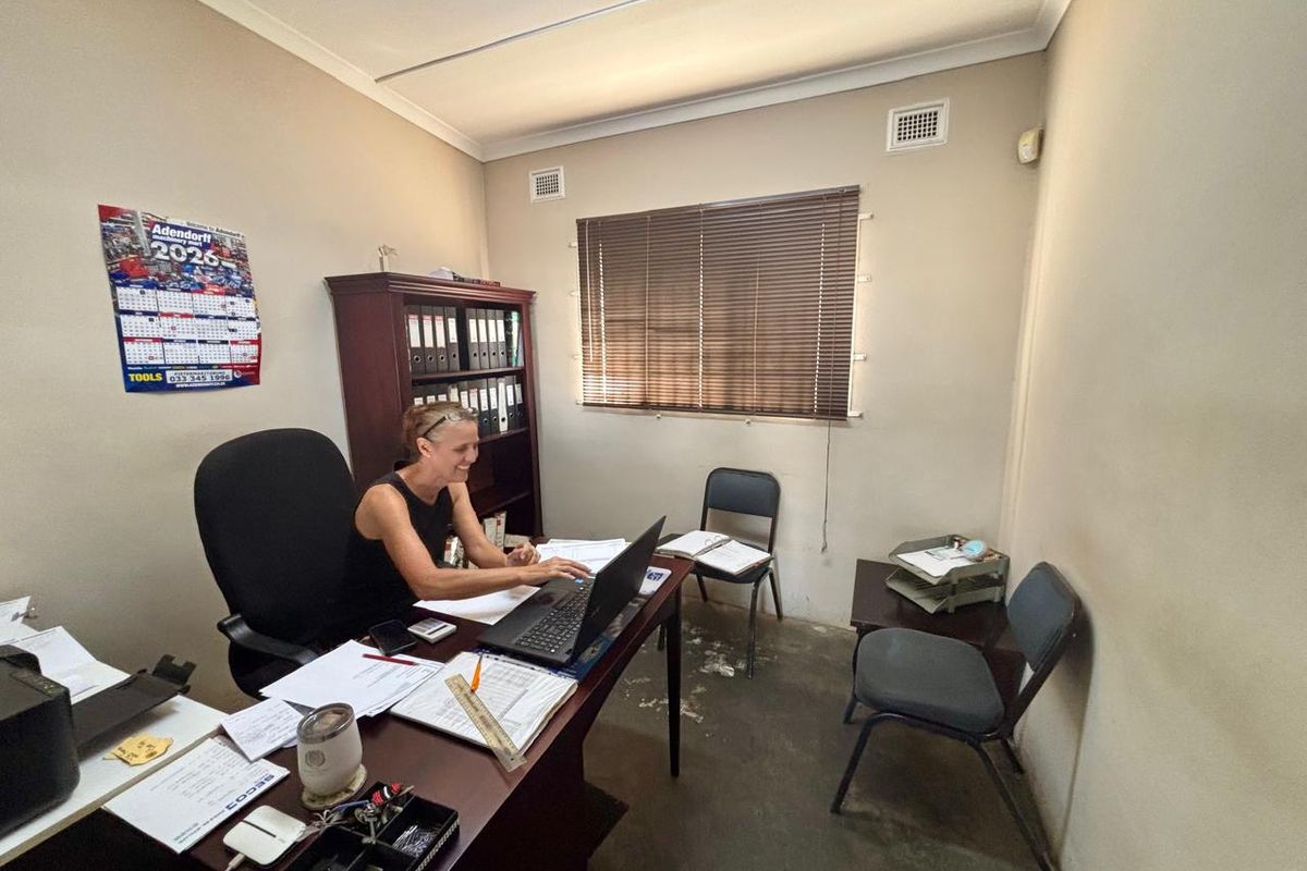 Investment opportunity - 184sqm Mini Factory for sale at R1 million plus Vat. - Photo 4