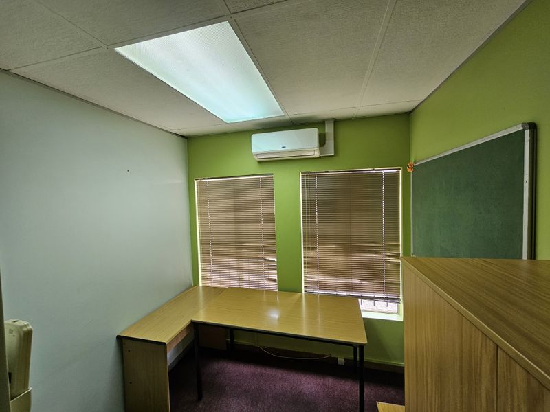 TO LET- Medium Office Space 335 sqm Centurion - Photo 10