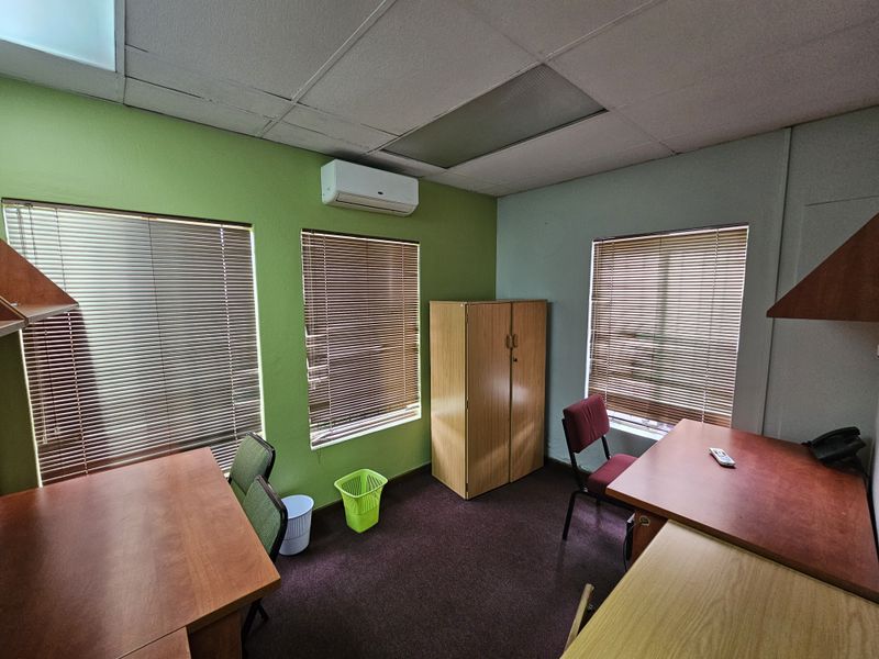 TO LET- Medium Office Space 335 sqm Centurion - Photo 9