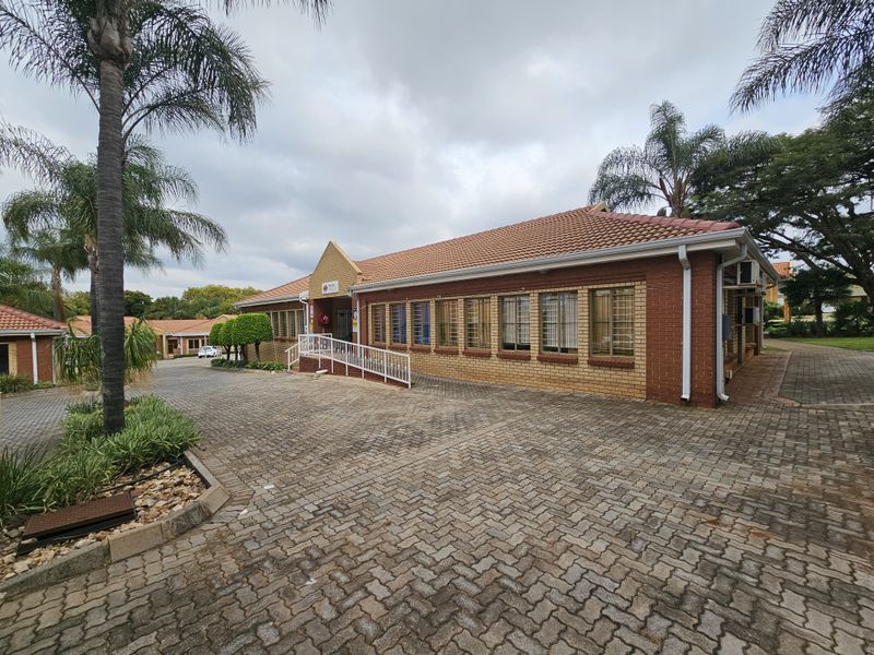 TO LET- Medium Office Space 335 sqm Centurion - Photo 2