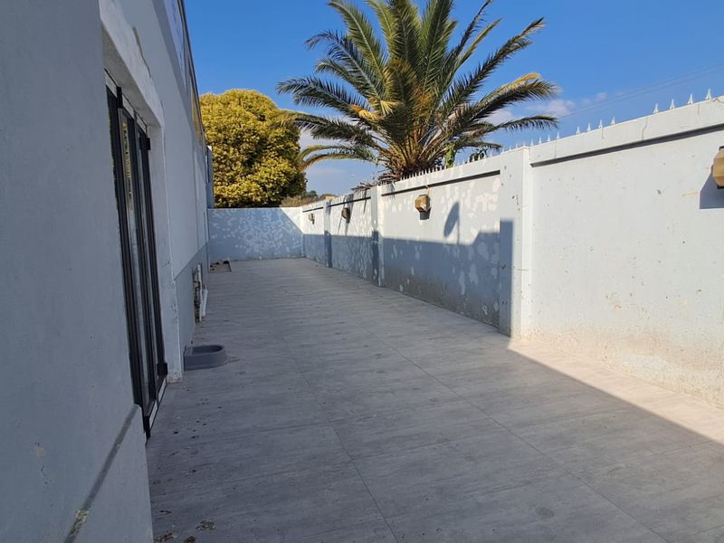 200m2 Retail space TO LET in Waterkloof Ridge - Photo 3