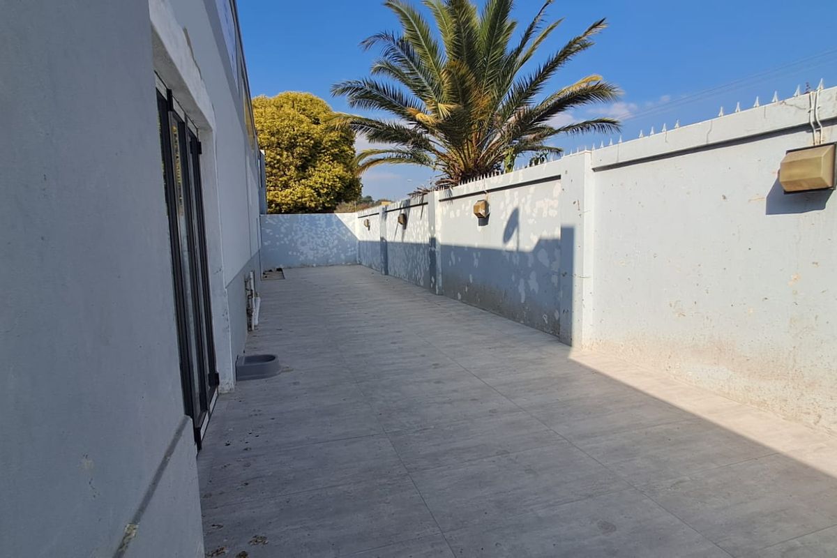 200m2 Retail space TO LET in Waterkloof Ridge - Photo 3