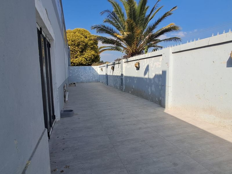 200m2 Retail space TO LET in Waterkloof Ridge - Photo 4