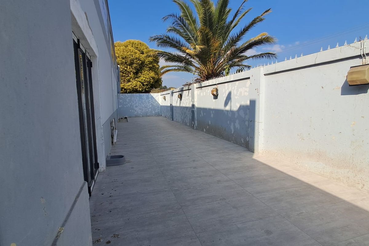 200m2 Retail space TO LET in Waterkloof Ridge - Photo 4