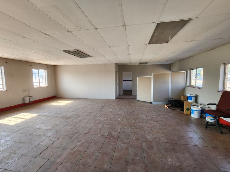 Well-Located 160m2 Commercial Office Space To Let, Koedoespoort - Photo 6
