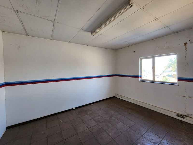Well-Located 160m2 Commercial Office Space To Let, Koedoespoort - Photo 10