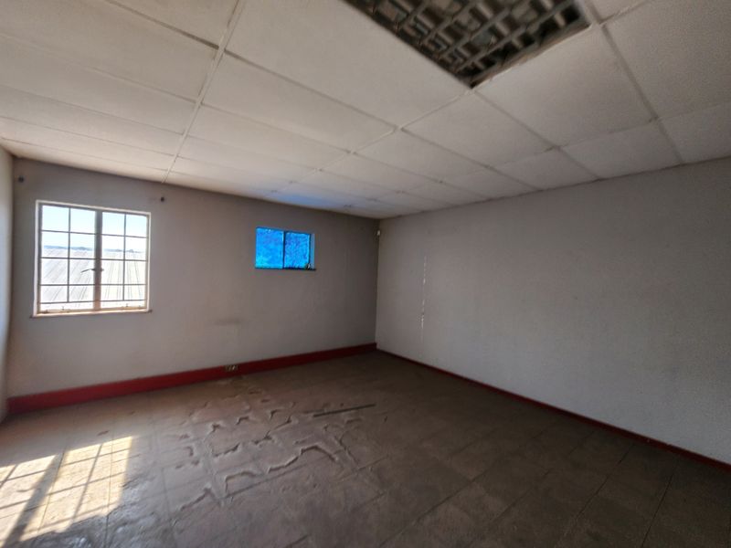 Well-Located 160m2 Commercial Office Space To Let, Koedoespoort - Photo 8