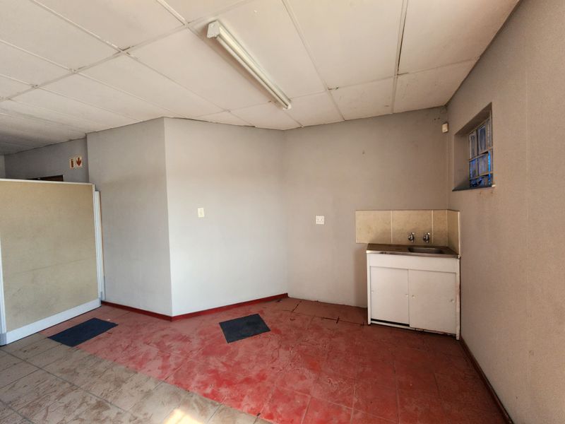 Well-Located 160m2 Commercial Office Space To Let, Koedoespoort - Photo 7