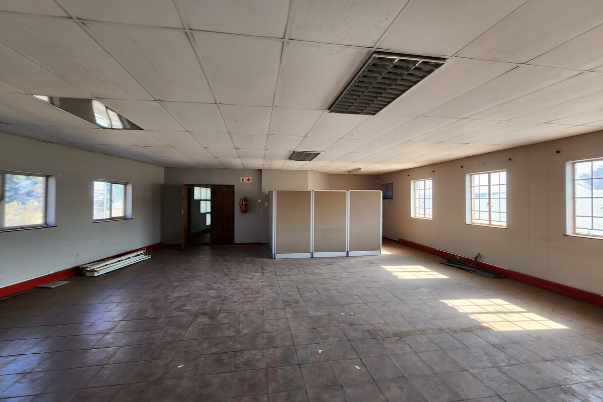 Well-Located 160m2 Commercial Office Space To Let, Koedoespoort - Photo 3