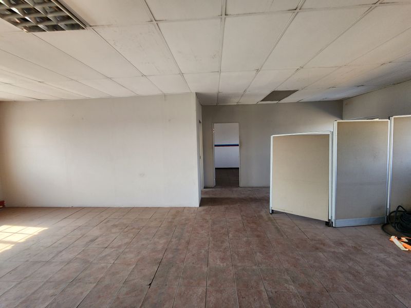 Well-Located 160m2 Commercial Office Space To Let, Koedoespoort - Photo 5