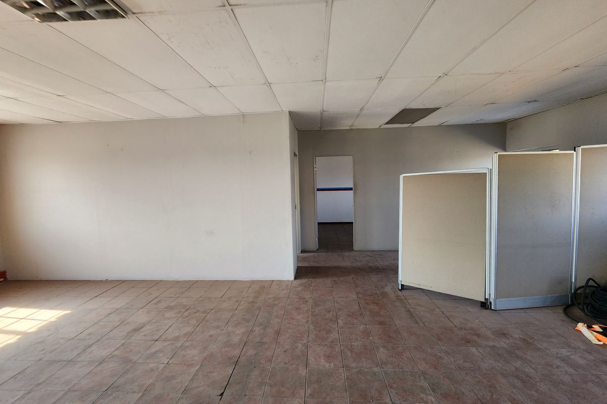 Well-Located 160m2 Commercial Office Space To Let, Koedoespoort - Photo 5