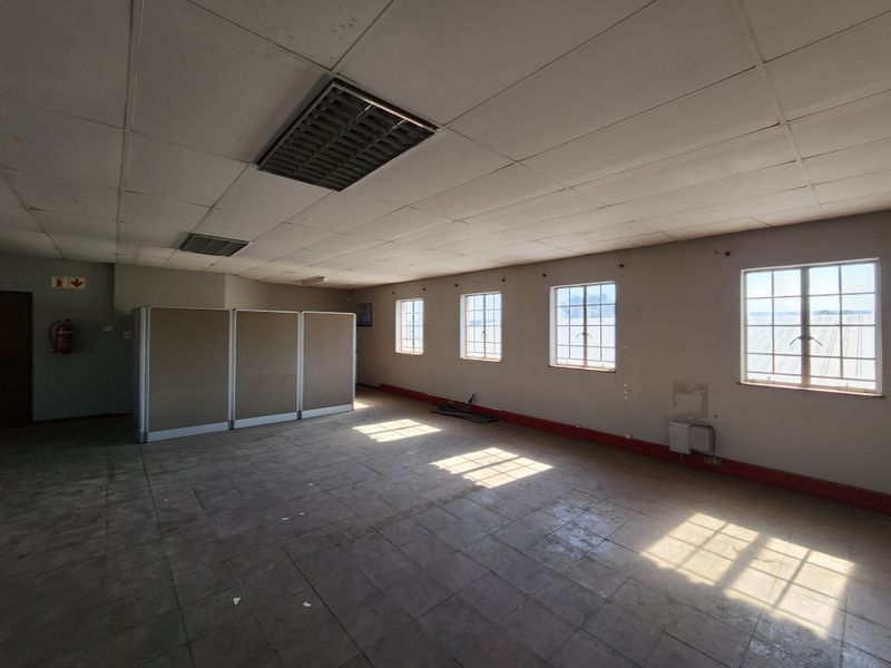 Well-Located 160m2 Commercial Office Space To Let, Koedoespoort - Photo 2