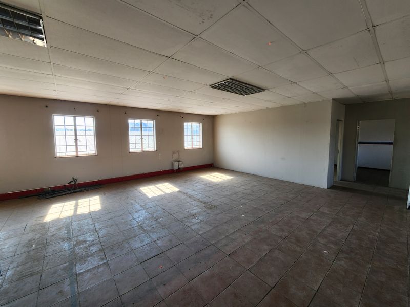 Well-Located 160m2 Commercial Office Space To Let, Koedoespoort - Photo 4