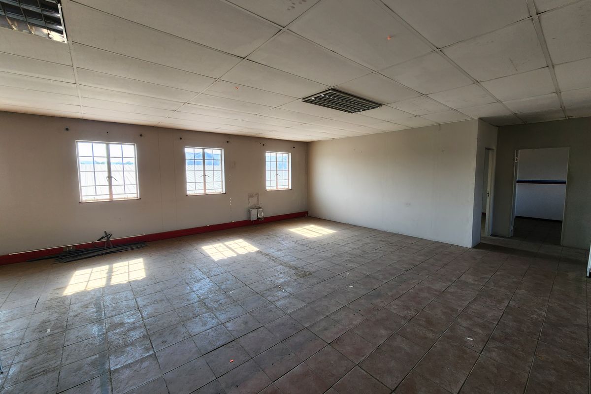 Well-Located 160m2 Commercial Office Space To Let, Koedoespoort - Photo 4