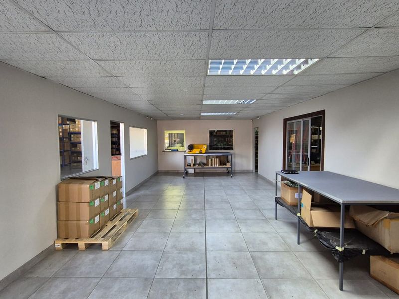 Prime Stormvoël Road Industrial Opportunity | 1,000m2 Freestanding Warehouse To Let - Photo 2