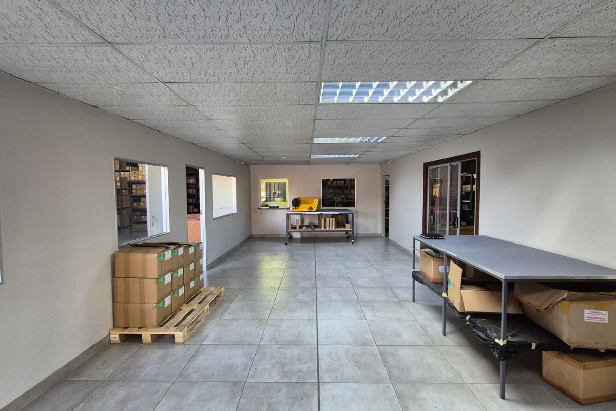 Prime Stormvoël Road Industrial Opportunity | 1,000m2 Freestanding Warehouse To Let - Photo 2